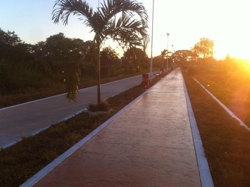 Banqueta y vialidad terminadas al atardecer