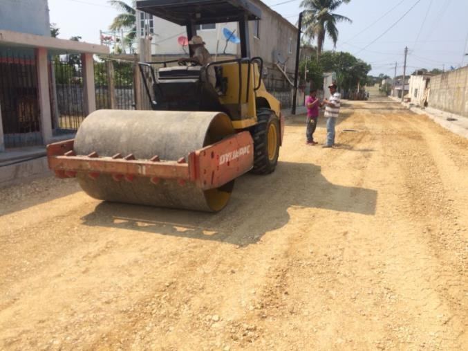 Compactadora trabajando la base del camino