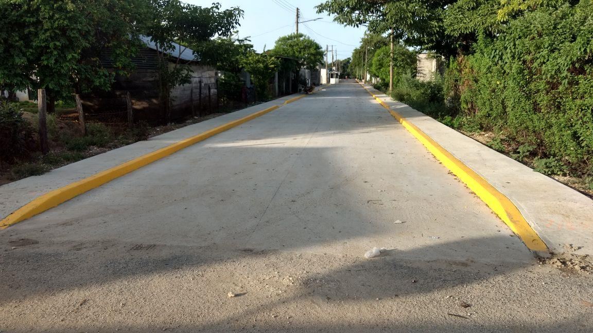 Calle pavimentada con concreto hidráulico en Jonuta
