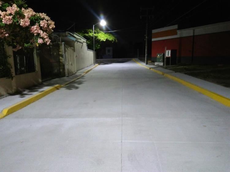 Calle con alumbrado público de noche